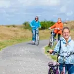 Een familie met hun fietsen