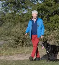 Persoonsalarm Overal - man met hond wandelt in bos