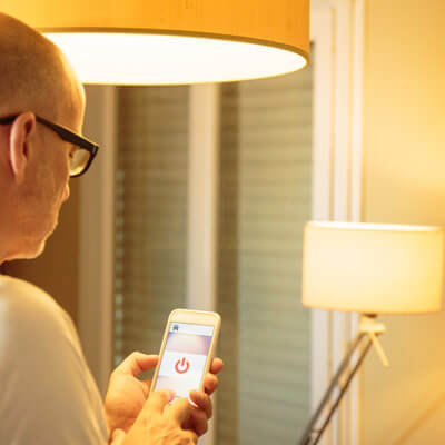 Man stel met smartphone verlichting in