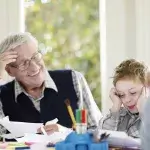 Zorgen dementie - grootvader met kleinzoon