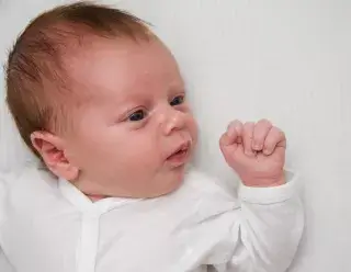 PremaCare - te vroeg geboren baby in een witte pyjama