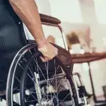 Snel hulpmiddel nodig - hand aan wiel rolstoel