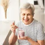 Vrouw met yoghurt