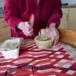 Koken met kliekjes - keukentafel met bewaarbakjes