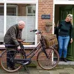 Ruud de Waard met zijn fiets bij het huis van zijn dochter - teaser