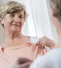 Kledingservice - oudere vrouw zoekt kleding uit