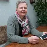 Pauline Stel laat smartphone zien met Persoonsalarm Smart