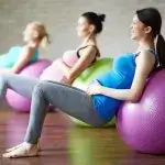 Zwangerfit - 3 zwangere vrouwen doen oefeningen met skippybal