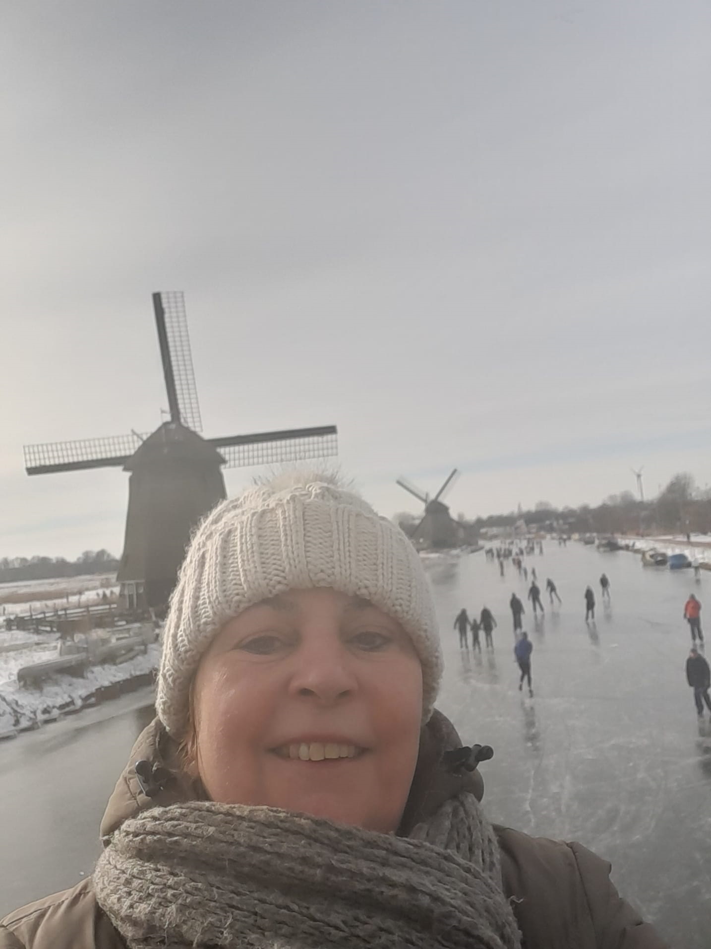 Antonique Willems terwijl ze kijkt naar de schaatsers in Alkmaar