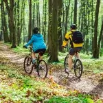 Sport die bij je past - twee personen fietsen door bos
