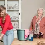 Mantelzorg en Wmo: jonge vrouw doet huishouden, oudere vrouw met rollator