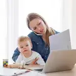 Minder werkstress - Moeder en baby achter laptop
