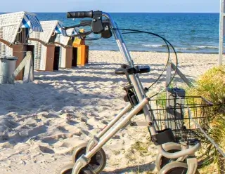Een rollator op het zonnige strand