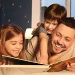 Man leest voor aan twee kinderen