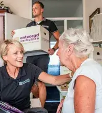 Verhuisservice - verhuizers helpen oudere vrouw