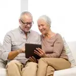 Makkelijker mantelzorgen - oudere man en vrouw kijken op tablet