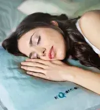 Matrasreiniging - vrouw slaapt op schoon en hygiënisch matras