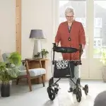 hulpmiddelen - oudere dame loopt in huis met rollator