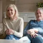 Hersengymnastiek - zestigers man en vrouw hebben plezier bij televisiespel