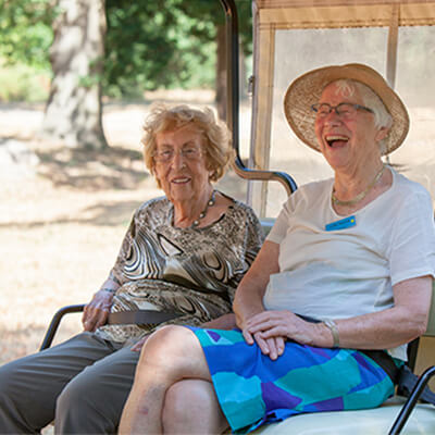 Vakantie en zorg - Twee lachende oudere dames op vakantie