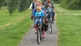 gezonde leefstijl - opa en oma met kinderen en kleinkinderen op de fiets