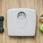 gezond gewicht - weegschaal met meetlint en fruit