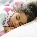 Beter slapen kind - meisje ligt te slapen
