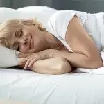 Beter slapen goede nachtrust - Vrouw ligt in bed te slapen