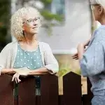 Buurtpreventie-apps - Twee oudere buurvrouwen praten met elkaar