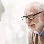 Oude man in gesprek met oude vrouw