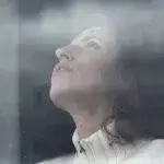 Grip op je dip - vrouw kijkt uit beslagen raam
