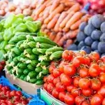 Betrouwbare websites over voeding - Uitstalling groente en fruit op marktkraam