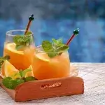 Mocktails - twee glazen met mocktail op een dienblad