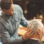 Senior man wordt gestyled door kapper
