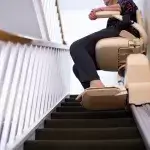 Oudere vrouw op traplift