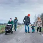 Winterdip - Familie maakt wandeling in de winter