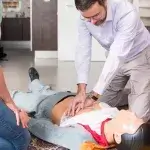 EHBO-cursussen - 2 mensen oefenen reanimatie op een pop