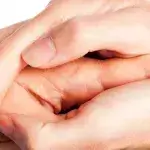 Zelfhulp Gezond zorgen - twee handen houden andere hand vast