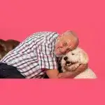 Huisbezoek ledenadviseur contacthond - oudere man met hond