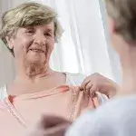 Kledingservice - oudere vrouw zoekt kleding uit