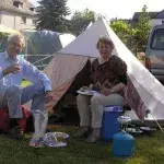 Verhalenvertellers Tom en Corine op de camping voor de tent