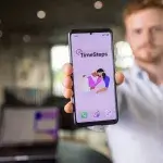 Tim van Santen houdt mobiel vast met TimeSteps App