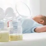 Borstkolf huren - liggende baby met kolfflessen