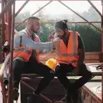 Stoppen met roken - Twee bouwvakkers op een steiger steken een sigaret op
