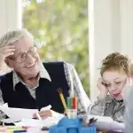 Zorgen dementie - grootvader met kleinzoon
