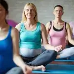Fit en zwanger - zwangere vrouwen doen oefeningen
