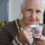 Eenzaam - vrouw drinkt kopje thee
