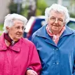 twee dames op leeftijd wandelen