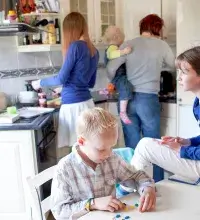 Acute hulp - Moeder met vier kinderen in de keuken