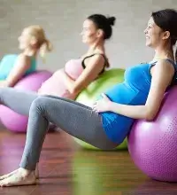 Zwangerfit - 3 zwangere vrouwen doen oefeningen met skippybal